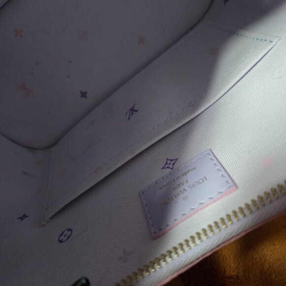 Pristine Louis Vuitton marshmallow sunrise in the city - Picture 6 of 11